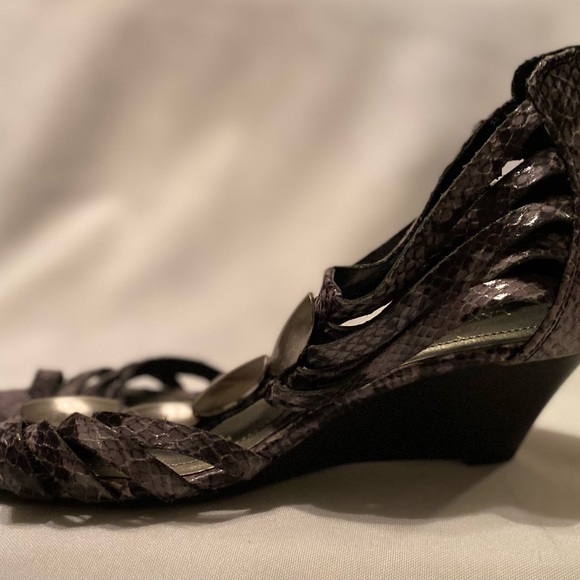 NWOT Women’s Laura Ashley La-Vivian Block Wedge Heel Size 6 1/2 Python Print - Picture 4 of 12